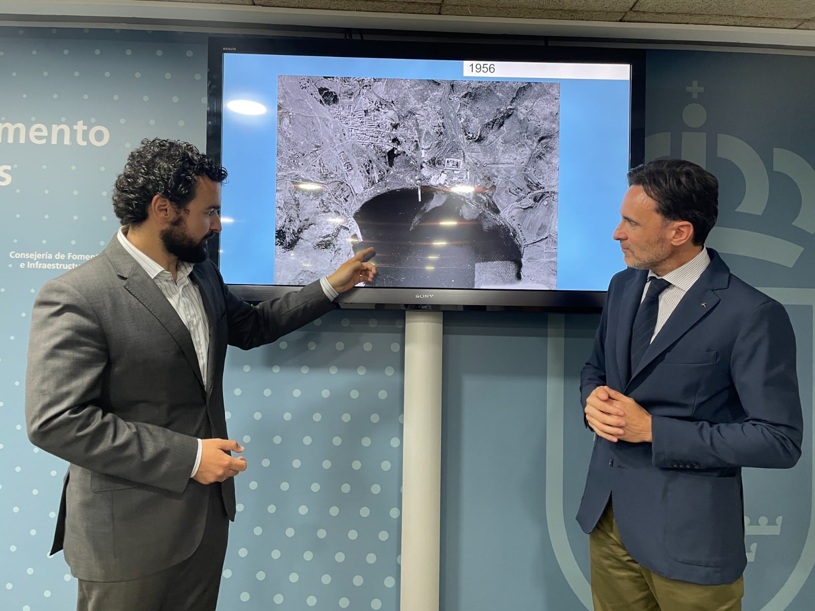 El alcalde de La Unión, Joaquín Zapata, señala dónde estaba el puerto histórico de Portmán