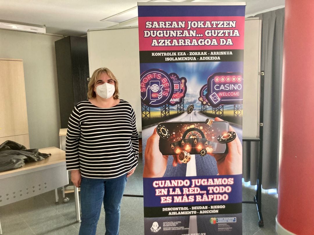 Ana Herrezuelo, una de las psicólogas de Asajer, junto al cartel principal de la campaña