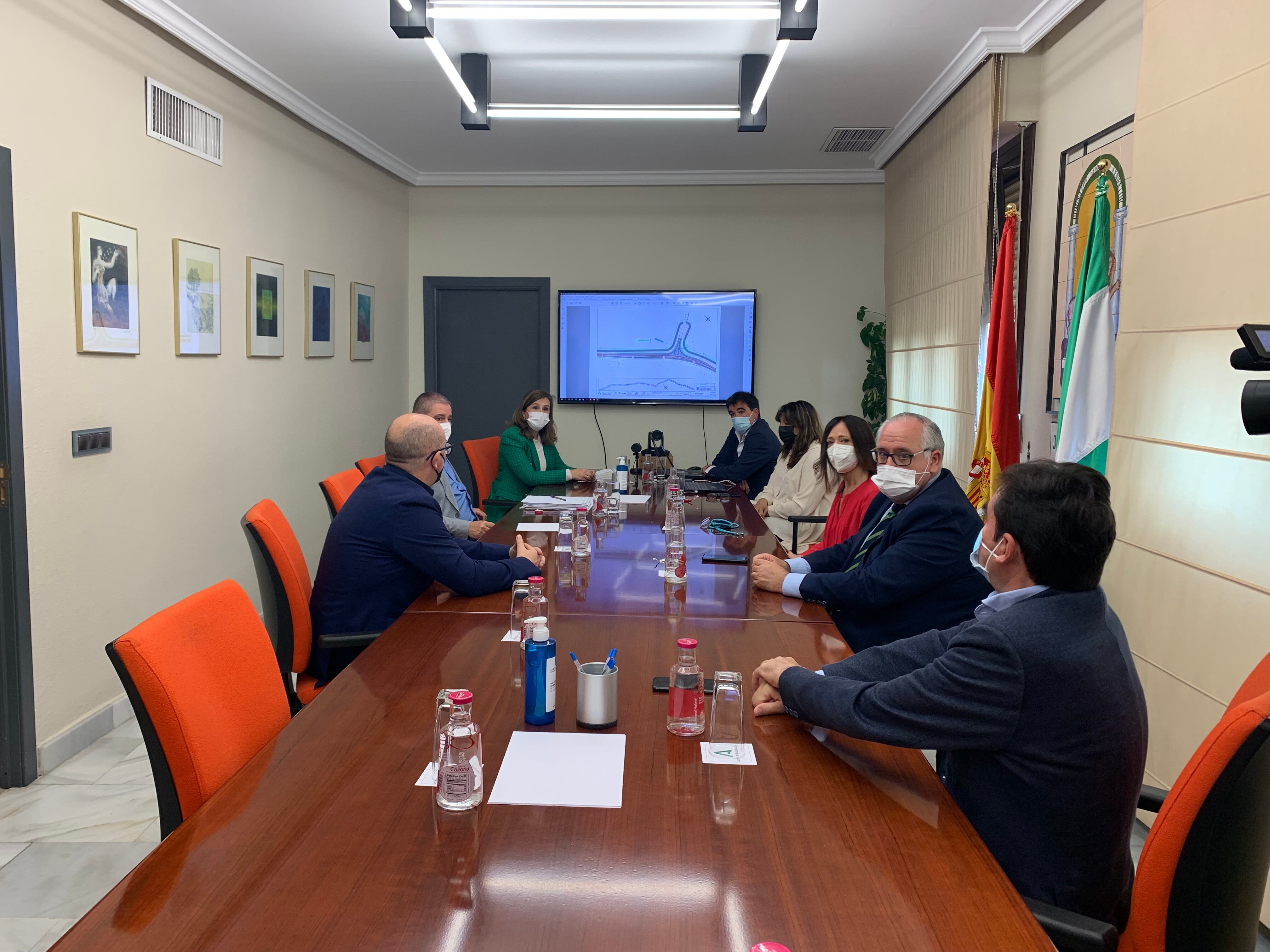 Técnicos, autoridades provinciales y alcaldes comprueban el proyecto de ampliación de la capacidad de la A-306.