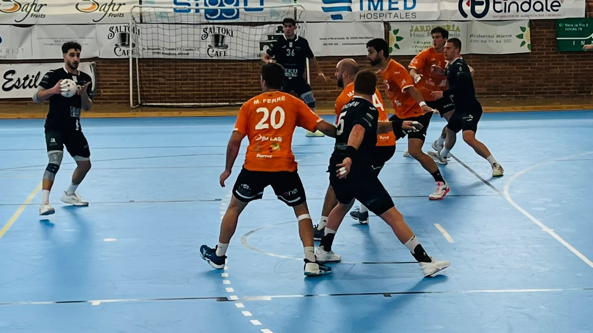 El Club Balonmano Servigroup Benidorm ante el Club Eivissa en el Pabellón Garganes de Altea