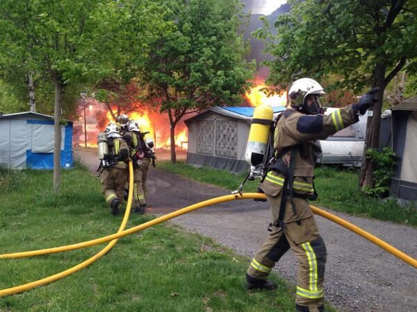 Els bombers treballen en l'extinció de l'incendi al camping d'Encamp