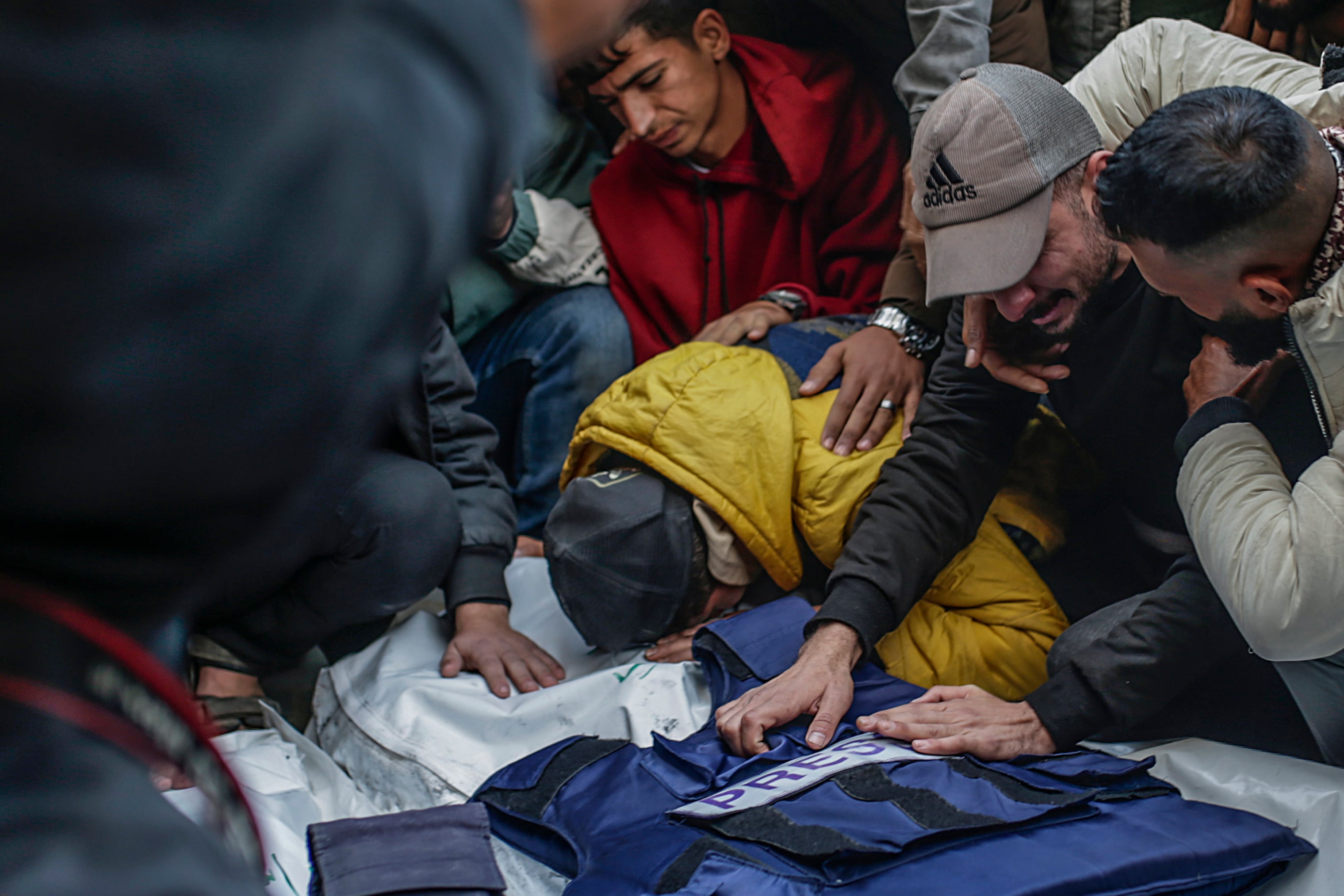 Imagen de los cuerpos de los cinco periodistas fallecidos en el ataque israelí