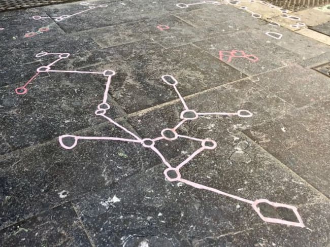 Marcas aparecidas en el suelo rodeando los restos de chicle