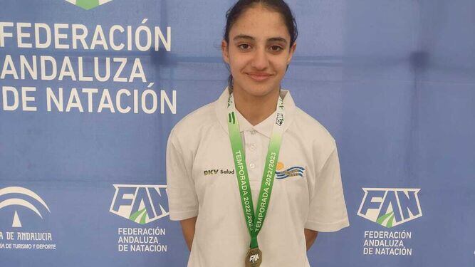 Esther Corrales posa con su medalla de oro en 50 metros libres e