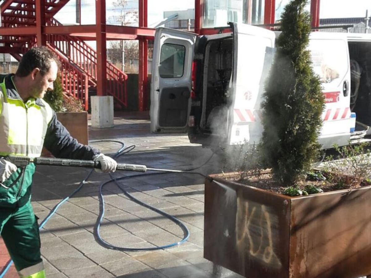 Unos pintan, otros limpian, pagamos todos