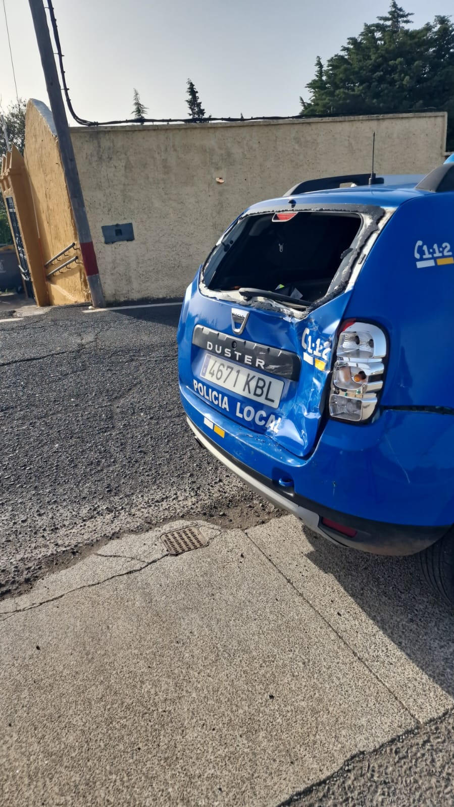 Destroza un coche patrulla al intentar transportar una carga más pesada que su vehículo