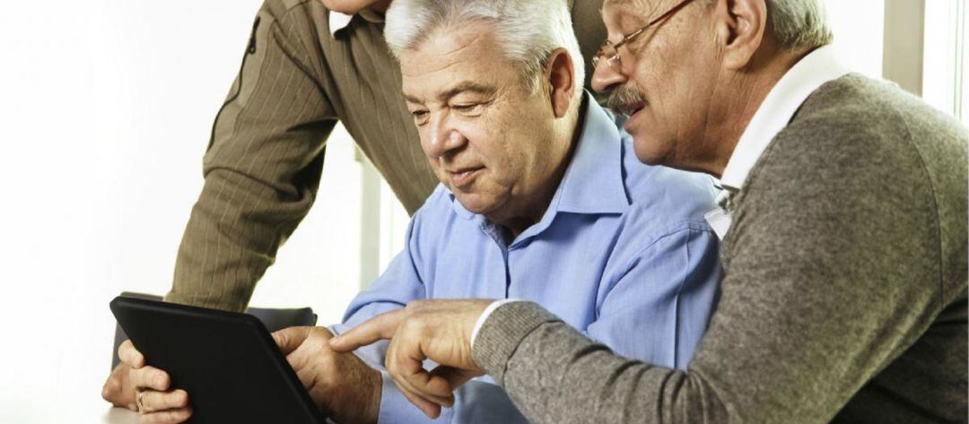 La Diputación "considera esencial" que los centros residenciales garanticen las visitas en las excepciones establecidas y, para los casos de suspensión, que activen mecanismos de comunicación por medios distintos a los presenciales.