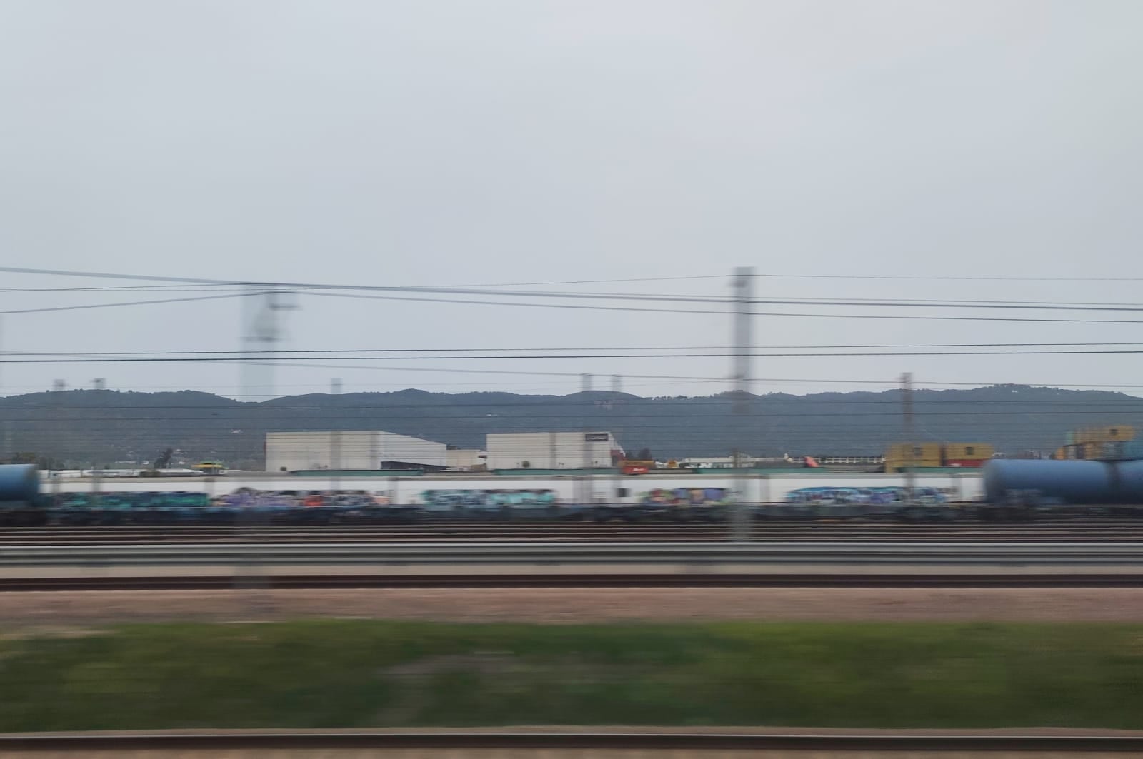 Panorámica de un tren de mercancías en las proximidades de El Higuerón en Córdoba