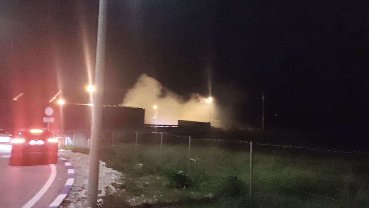 Extinguido el incendio de una nave en el Puerto de Gandia que obligaba a confinar a los vecinos por el humo