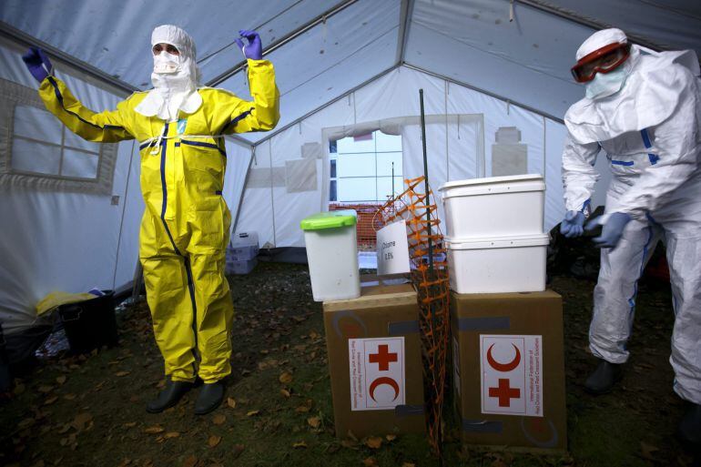 SDN309 GINEBRA (SUIZA), 05/11/2014.- Trabajadores sanitarios de la Federación Internacional de la Cruz Roja (FICR) y de la ONG Médicos sin Fronteras realizan un entrenamiento práctico previo a su viaje a los países de África afectados por el ébola en la sede de la FICR en Ginebra, Suiza, hoy, miércoles 4 de noviembre de 2014. EFE/Salvatore Di Nolfi