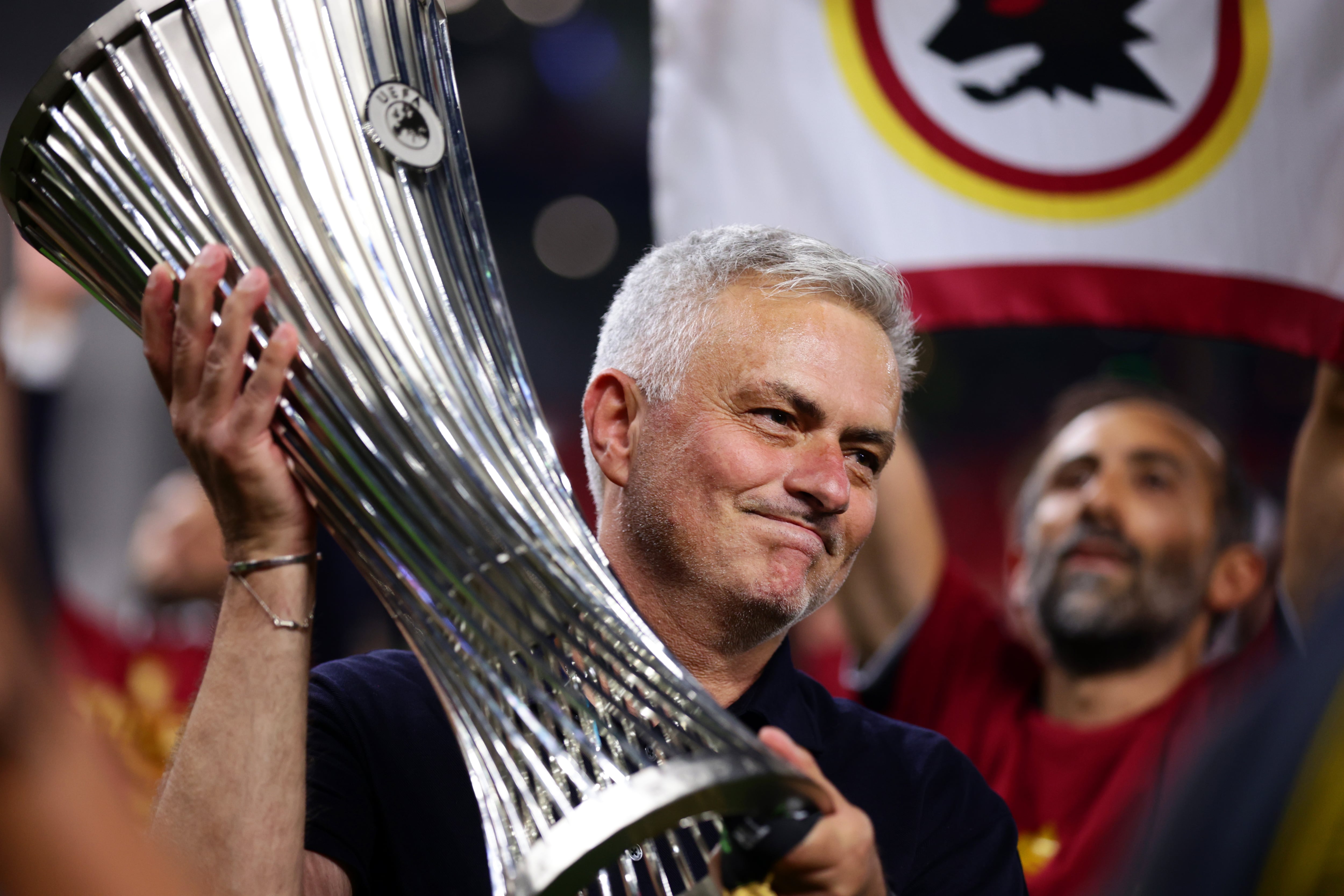 José Mourinho con el trofeo de la Conference League