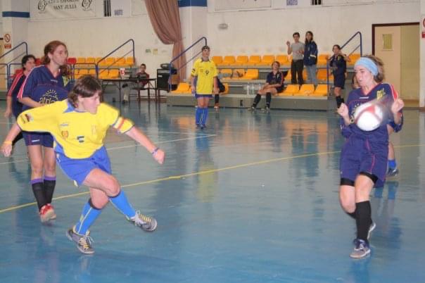 Montse Sáchez jugant un partit amb el primer equip de futbol femení, el Megadones.