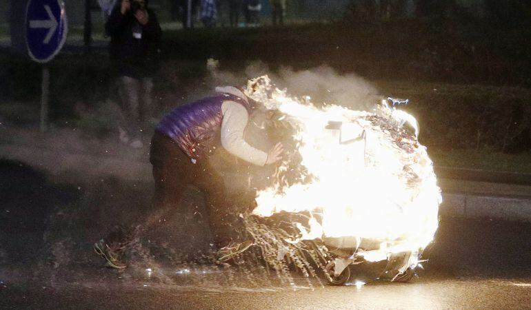 Un hombre junto a una baricada de fuego en París.