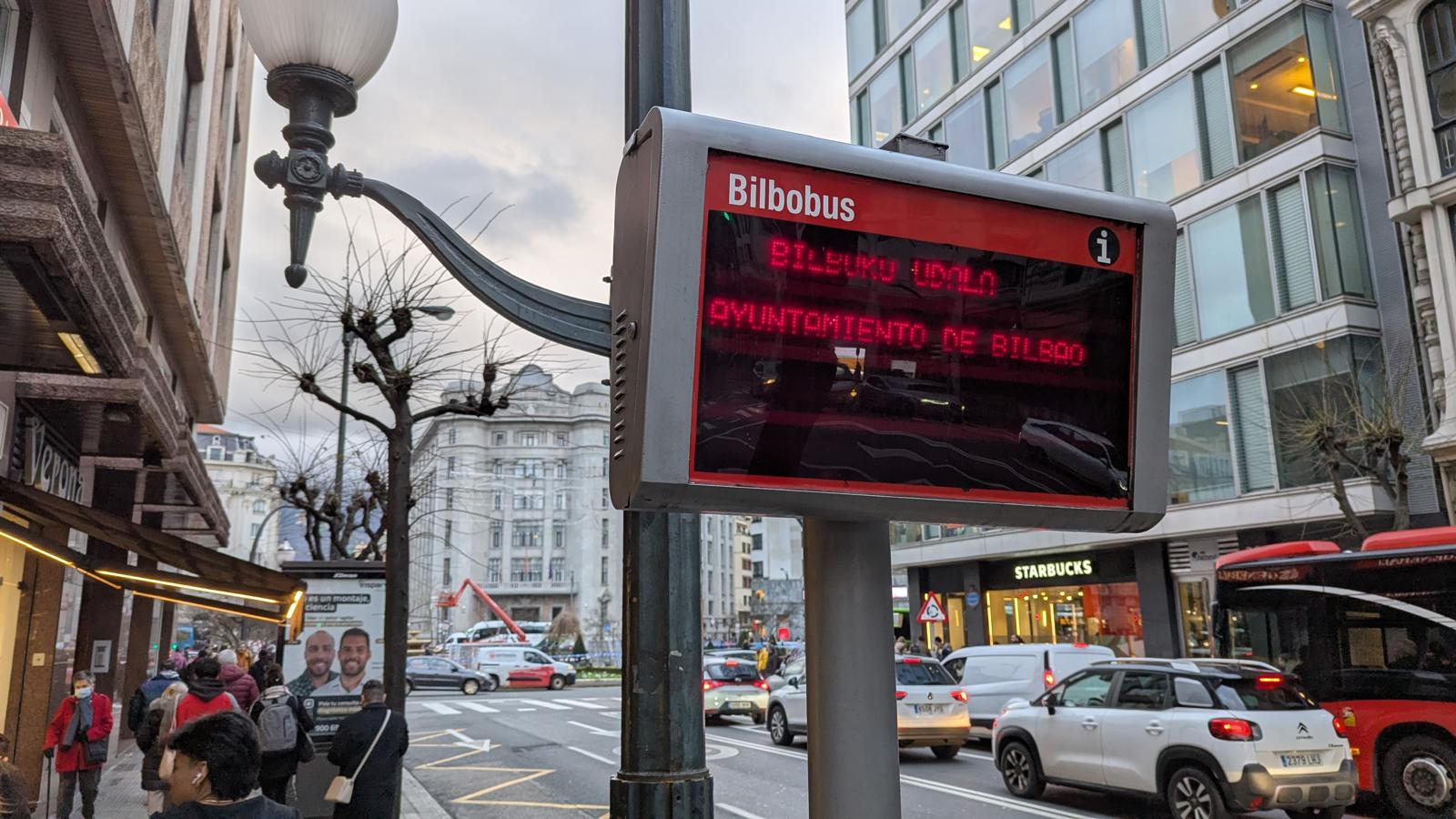 La pantalla de tiempos de Bilbobus en Alameda Rekalde, fuera de servicio.