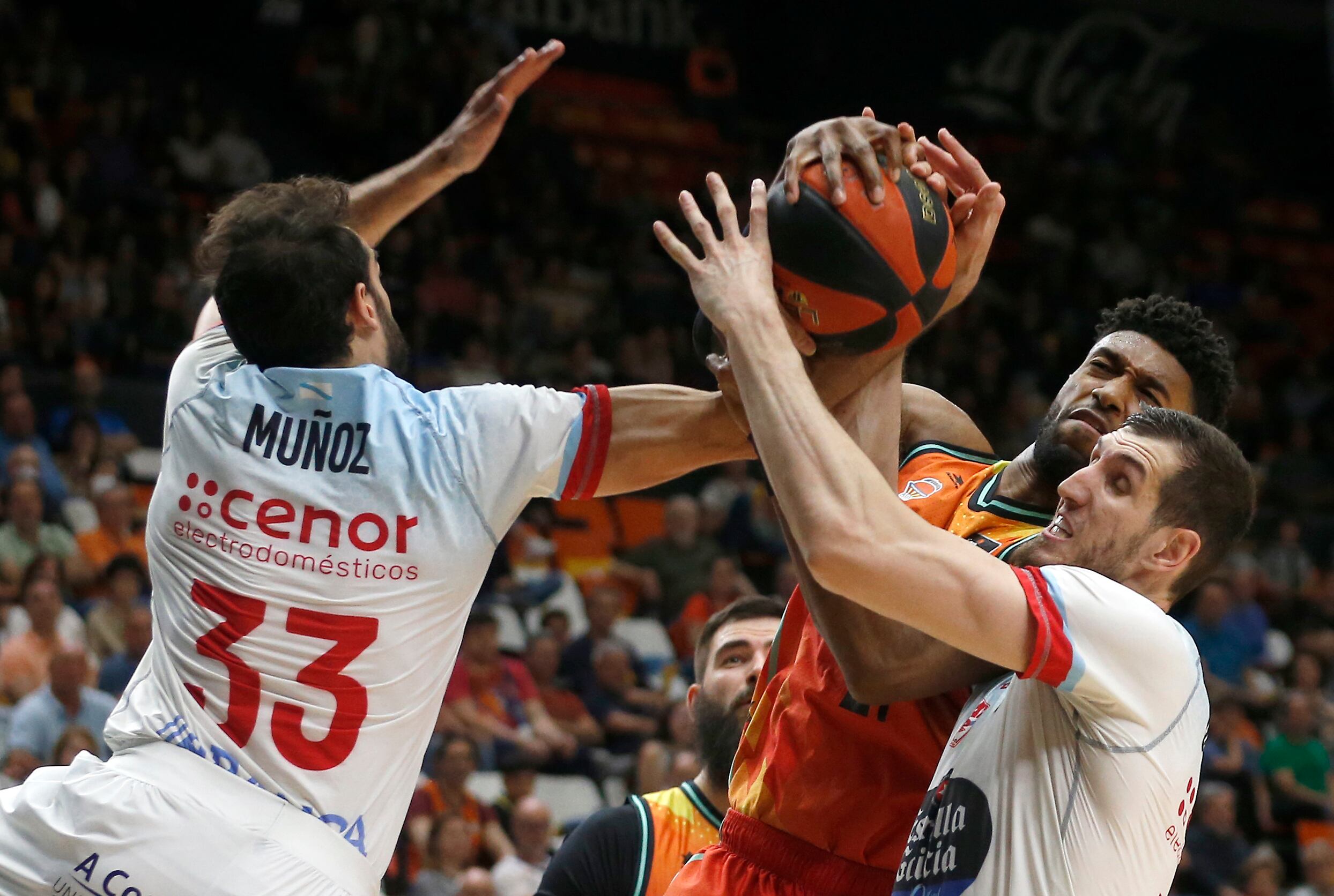 VALENCIA, 29/04/2023.- El pívot canadiense del Valencia Basket Kyle Alexander (c) lucha con Rubén Guerrero (d) y Álvaro Muñoz (i), ambos de Obradoiro, durante el partido de la jornada 30 de Liga ACB disputado hoy sábado en el pabellón de la Fuente de San Luis. EFE/Miguel Ángel Polo
