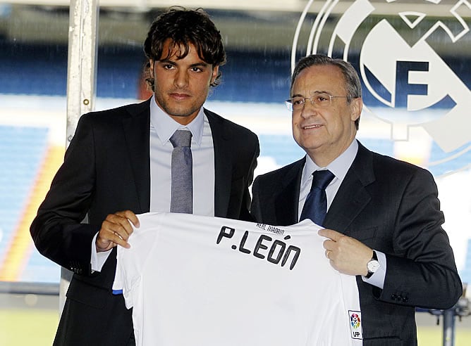 Pedro León posa junto con Florentino Pérez con su nueva camiseta