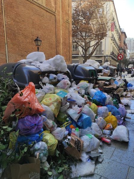 Toneladas de basura acumulada en los contenedores de la Calla del Desengaño