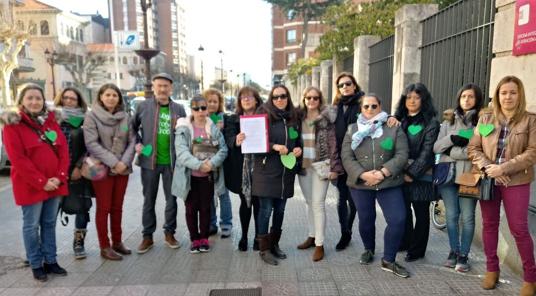 Madres de alumnos de Centros de Educación Especial han entregado un manifiesto en la Subdelegación del Gobierno