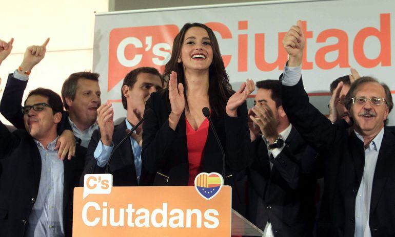 La candidata a la presidencia de la Generalitat por Ciutadans, Inés Arrimadas (c) y el líder del partido, Albert Rivera (3i) durante la rueda de prensa ofrecida para valorar los resultados de la formación en las elecciones catalanas.