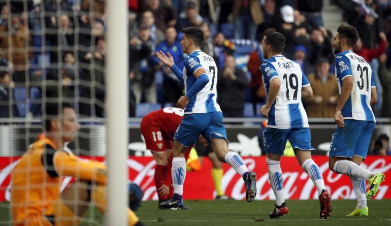 Los futbolistas del Espanyol celebran el gol de Gerard Moreno