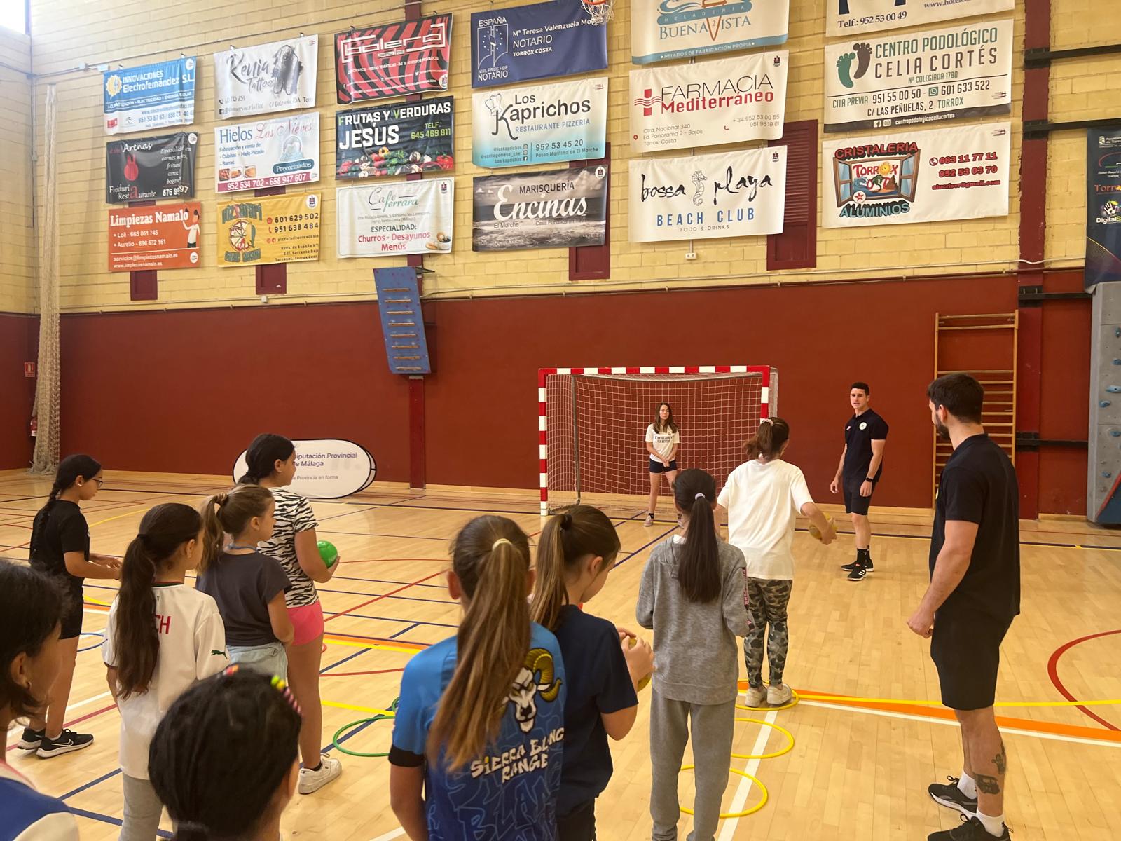 El taller de iniciación al balonmano iniciado por el Trops Málaga y la Diputación Provincial estuvo en la localidad malagueña de Torrox