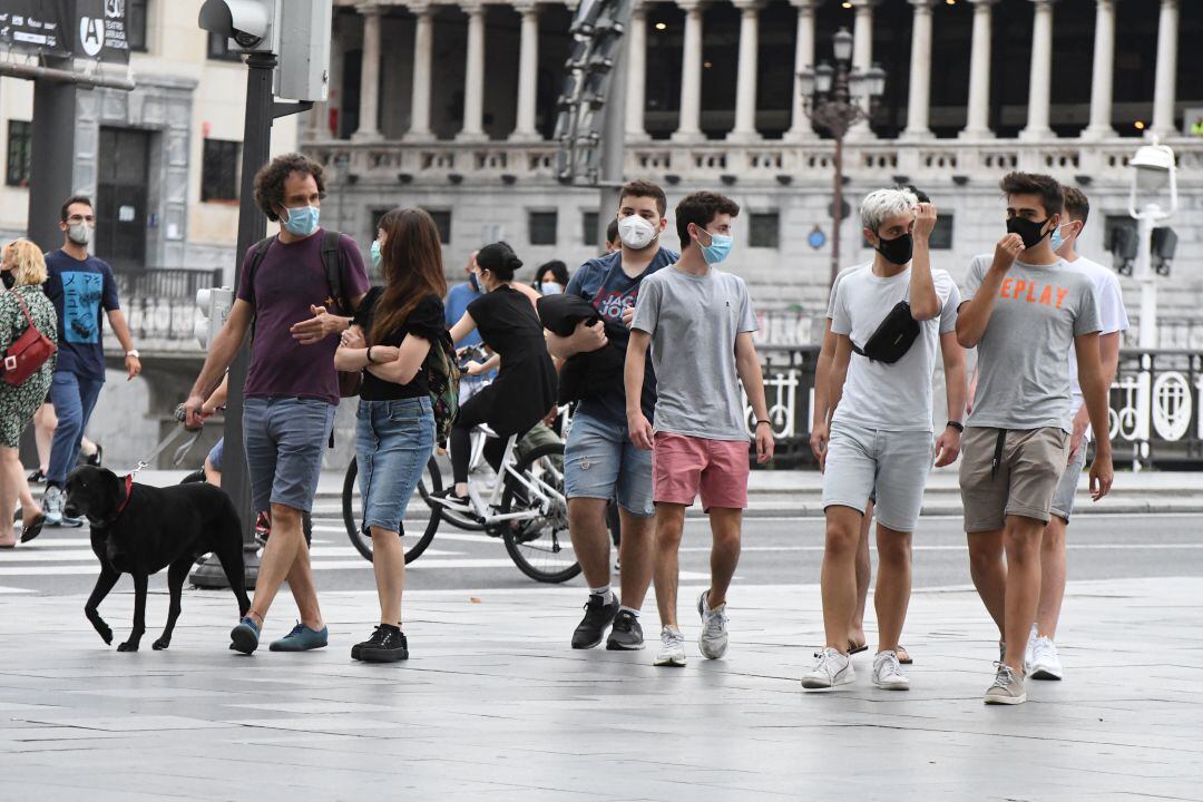 Jóvenes por las calles de Bilbao