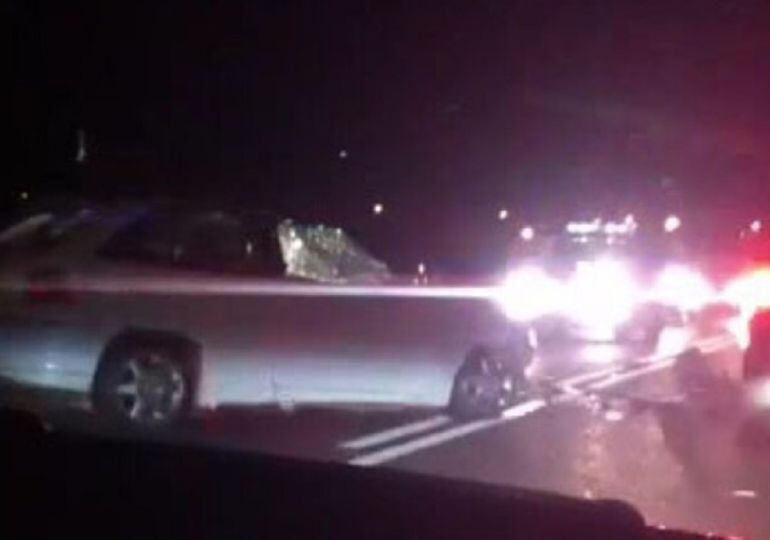 En su huida, chocó contra otro vehículo, en el que viajaban 3 personas