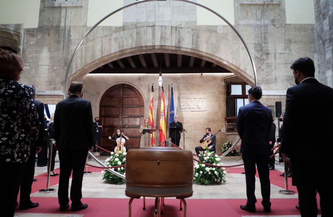 Vista general de la capilla ardiente del poeta valenciano y último Premio Cervantes, Francisco Brines, en el Palau de la Generalitat que acoge en un solemne homenaje póstumo previo a su entierro para que el mundo de la cultura y la sociedad valenciana rindan sus honores ante el poeta mediterráneo de la tolerancia y las emociones.