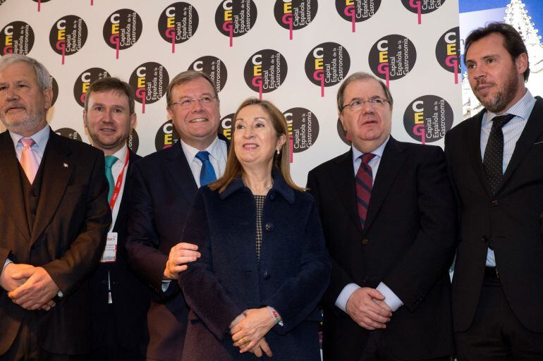 La presidenta del Congreso de los Diputados, Ana Pastor, junto al presidente de Castilla y León, Juan Vicente Herrera (2d), el alcalde de Valladolid, Óscar Puente (d), y el alcalde de León, Antonio Silván (3i), entre otros, durante su visita a la Feria In