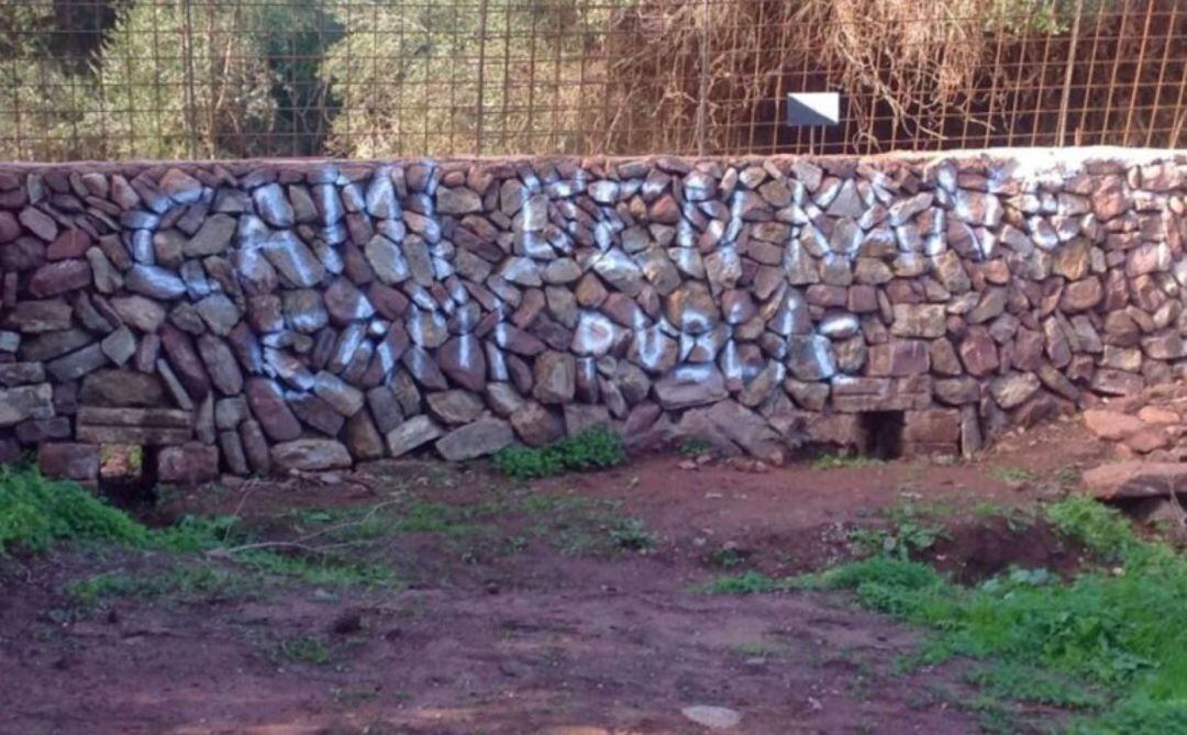 Una paret  barra el pas pel Camí d'en Kane a l'entrada de Binimoti.