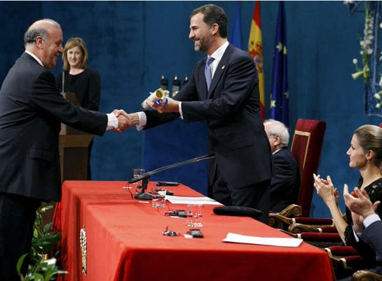 Del Bosque recibe el premio de manos del Principe Felipe