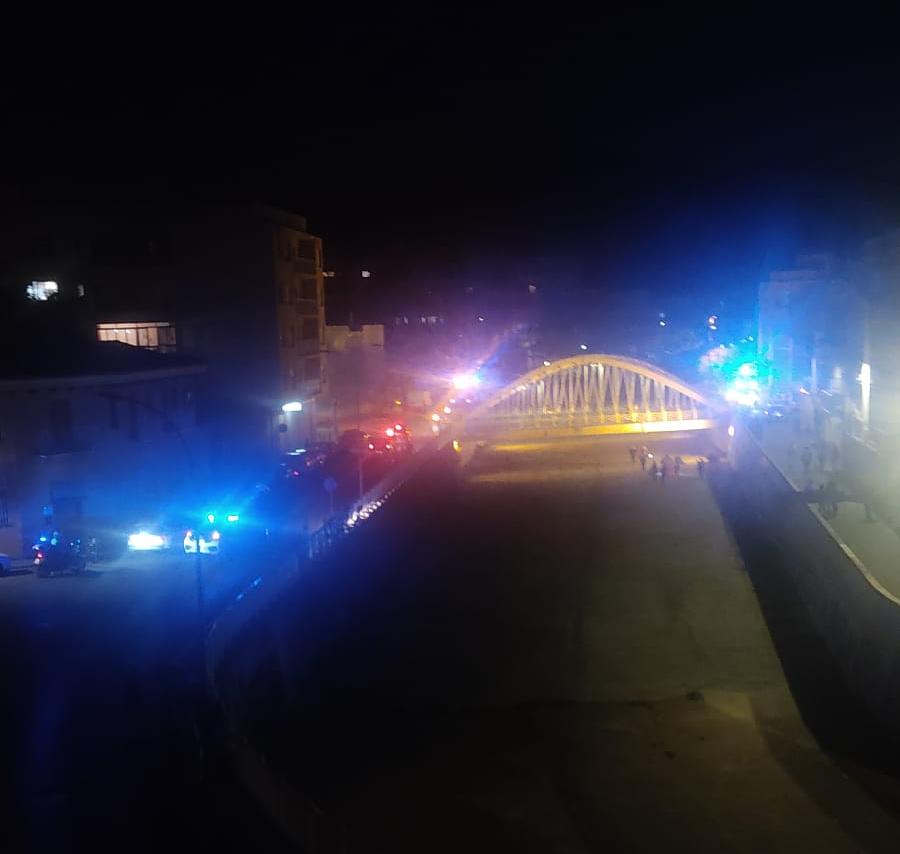 Sanitarios atendiendo al joven herido en el barranco de Beniopa.