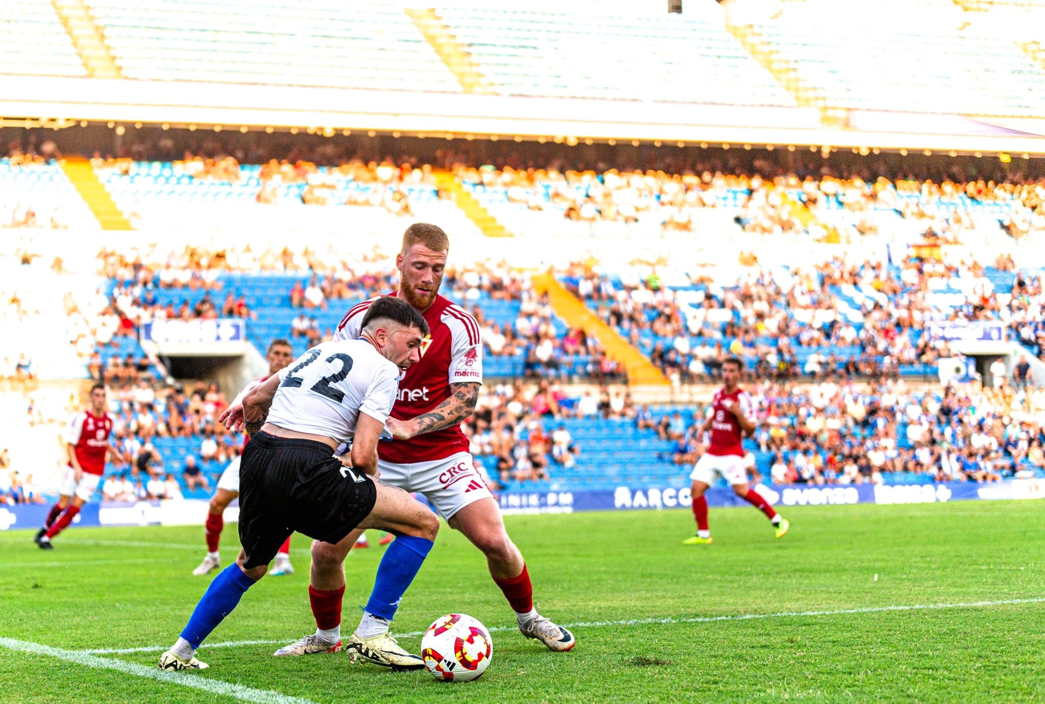 Antonio Aranda pugna un balón con un defensa del Real Murcia en el partido de pretemporada en el Rico Pérez. Foto: Hércules CF