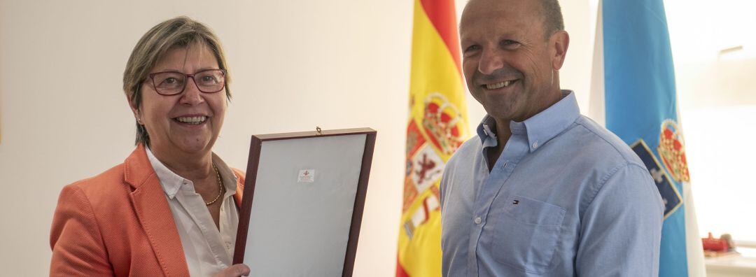 Francisco Javier Díez Ponce ha recibido una metopa en reconocimiento a sus 26 años de servicio como guardacostas en el helicóptero Pesca 1