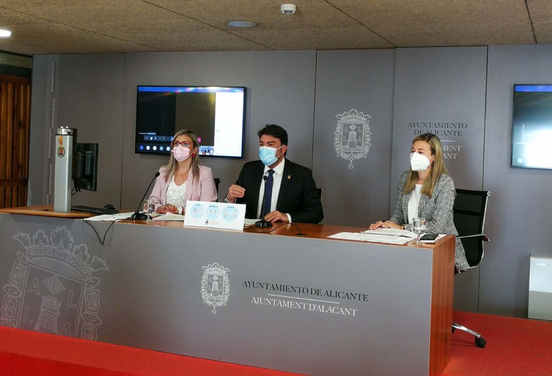 El alcalde Barcala, junto con la vicealcaldesa y la edil de Hacienda, durante la presentación de los proyectos