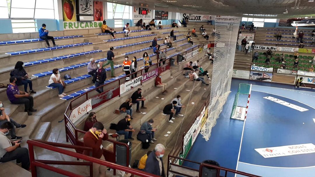 Los espectadores en la grada y en su acceso al Príncipe antes del inicio del partido del sábado.