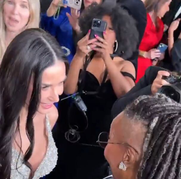 Demi Moore y Whoopi Goldberg: Reencuentro en la Alfombra Roja de los Premios Oscar 2025