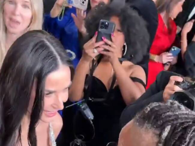 Demi Moore y Whoopi Goldberg: Reencuentro en la Alfombra Roja de los Premios Oscar 2025