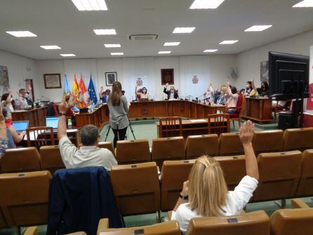 La corporación se reparte entre sus sillones habituales y el espacio para el público para mantener la distancia de seguridad