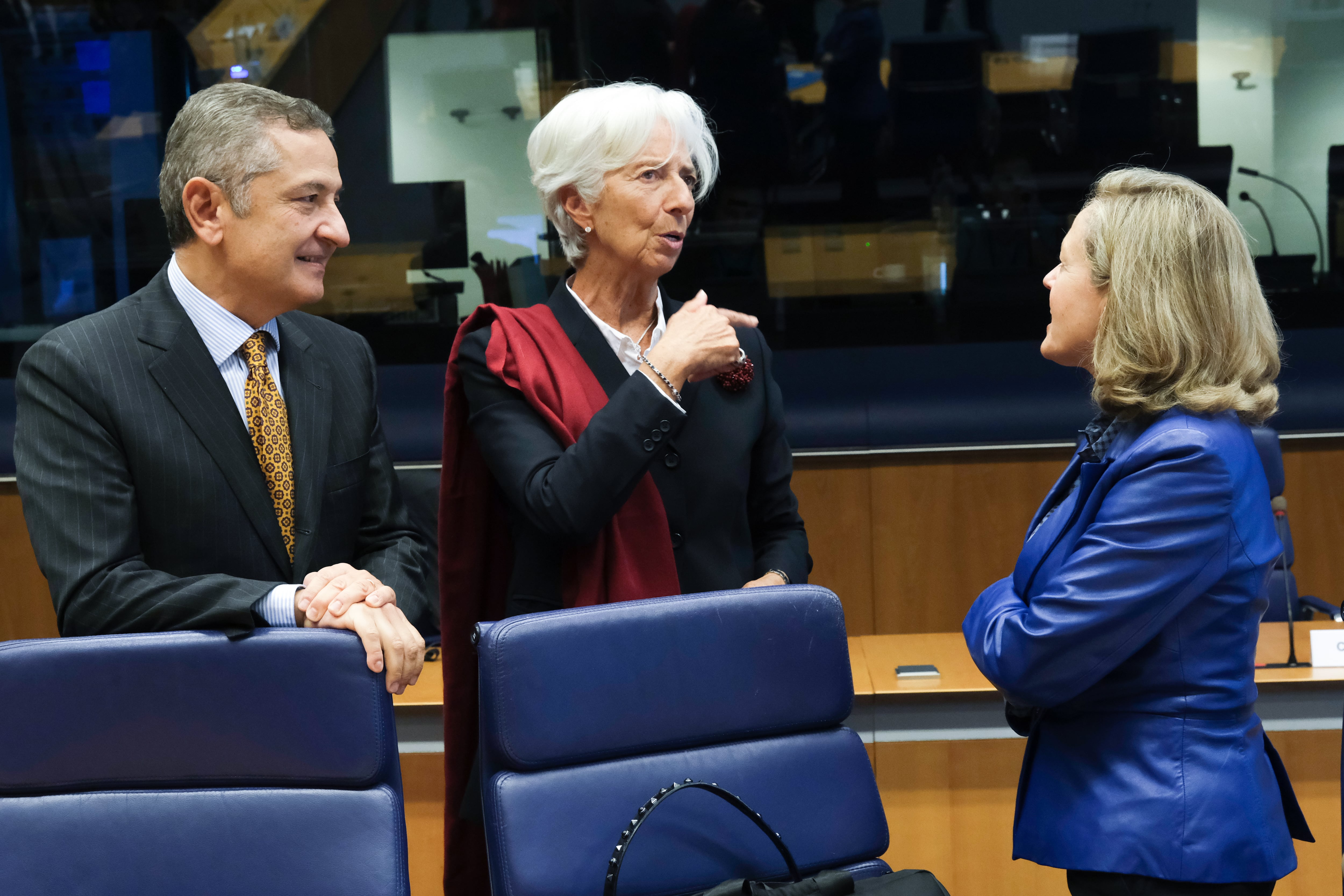 La presidenta del BCE, Christine Lagarde, charla con la vicepresidenta de Asuntos Económicos, Nadia Calviño, durante una reunión del Eurogrupo en Luxemburgo