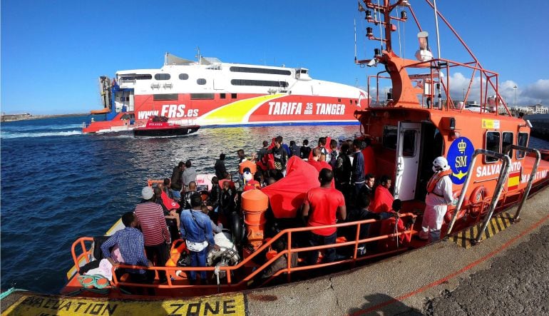 Imagen del rescate de Salvamento Marítimo a 68 inmigrantes en el Estrecho de Gibraltar, el pasado domingo.