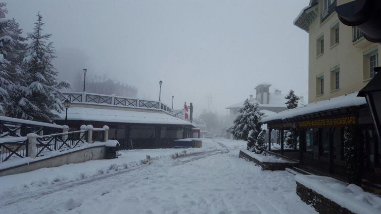 Plaza de Andalucía en la estación de esquí de Sierra Nevada (Granada) tras la nevada de la madrugada de este miércoles