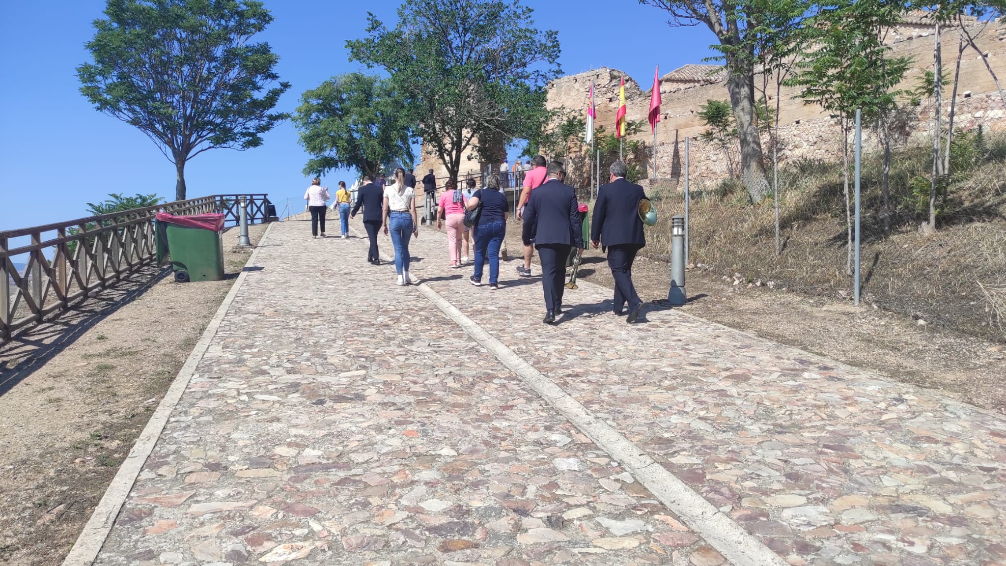 Romeros subiendo la empinada cuesta antes de llegar a la ermita de Alarcos