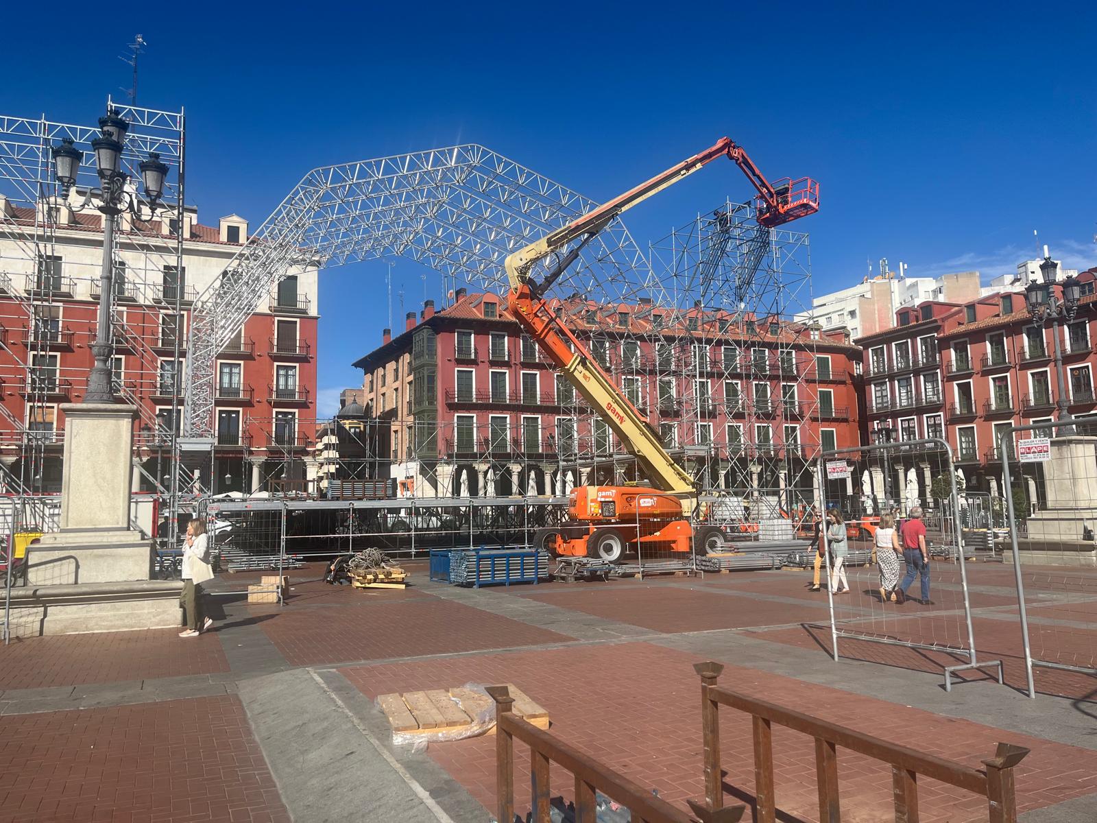 Montaje del escenario de la Plaza Mayor de Valladolid para sus fiestas patronales