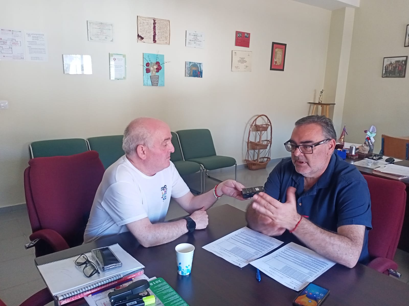 Momento de la entrevista a Enrique Yerves, director del IES Juan López Morillas