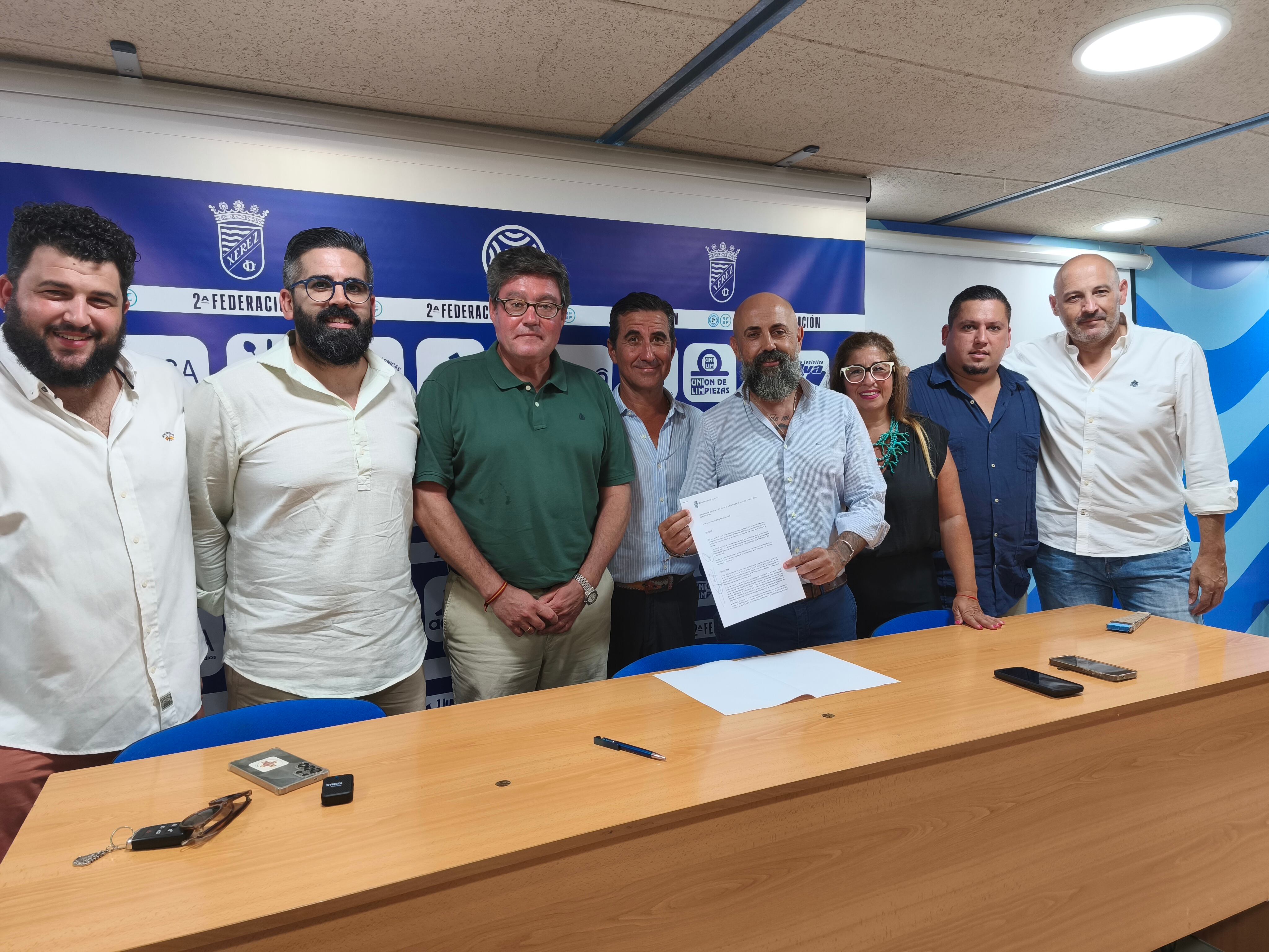 La Sala de Prensa de Chapín acogió el acto de la firma del acuerdo con el Ayuntamiento de Jerez