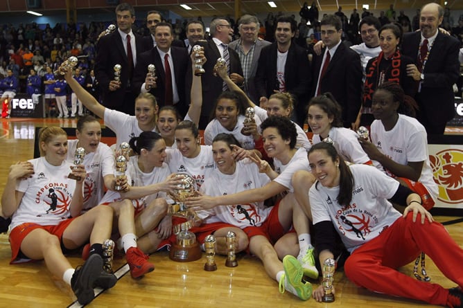 El Rivas Ecópolis se ha proclamado campeón de la Copa de la Reina de baloncesto por segunda vez en su historia en la final que le ha enfrentado al Perfumerías Avenida de Salamanca, disputada esta mañana en Zamora