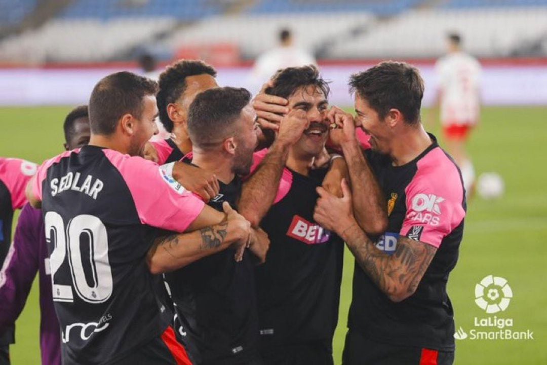 Abdón Prats celebra su gol de chilena en Almería.