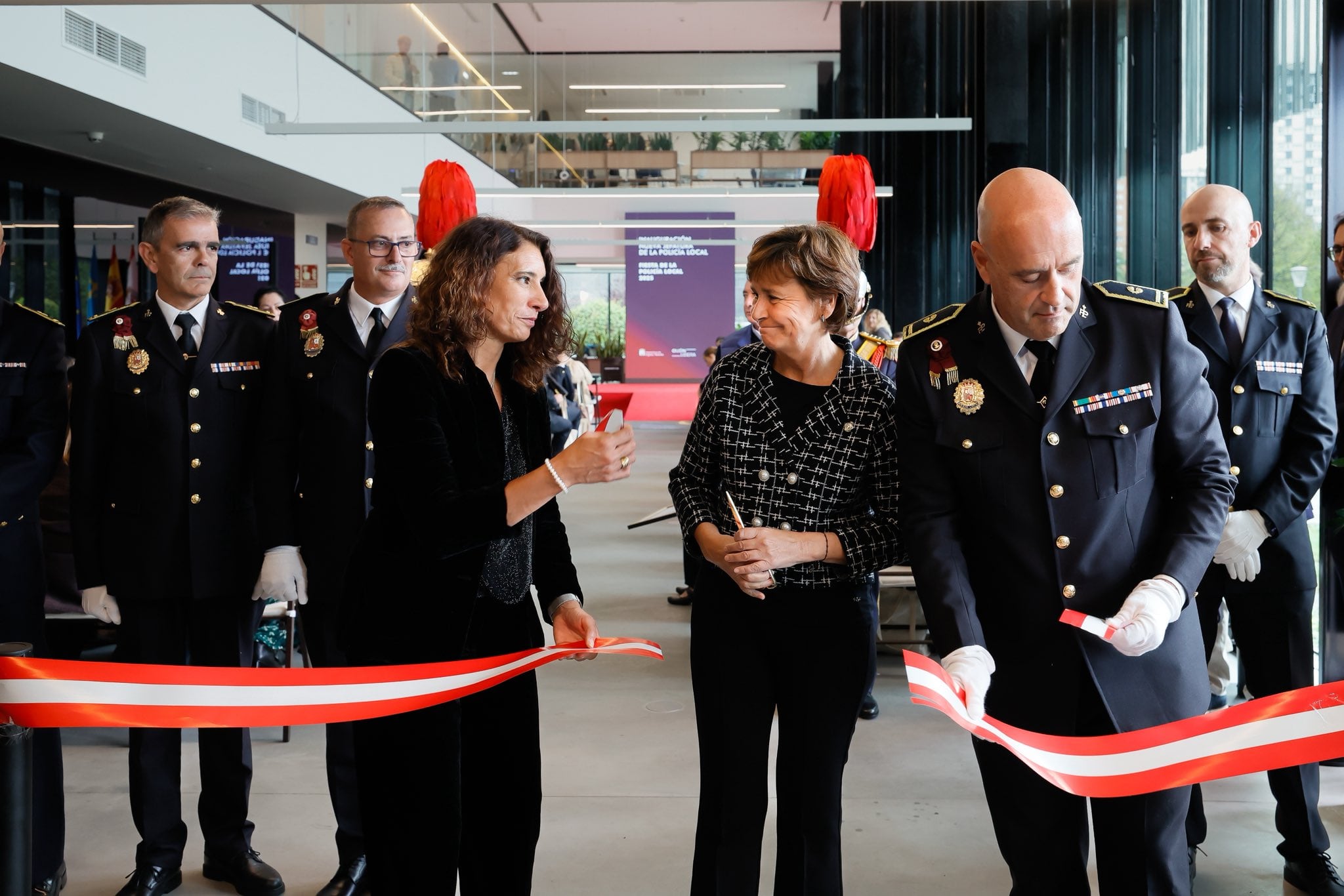 La alcaldesa Carmen Moriyón durante el corte de a cinta de la Inauguración de la nueva sede de la Policía Local de Gijón.