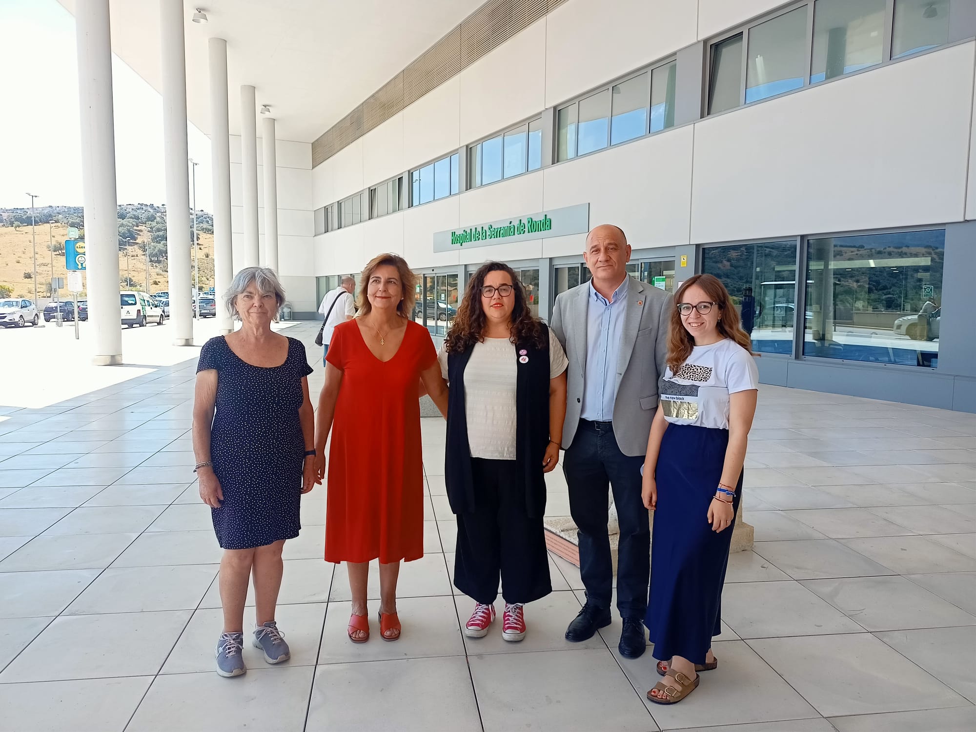 Componentes de Con Ronda y PSOE Ronda en la puerta del Hospital de la Serranía